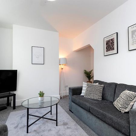 Quiet And Comfy House With 2 Bedrooms And 2 Bathrooms Super Fast Wifi And Crisp Hotel Standard White Linen Hosted By Our Home Short Stays Darlington  Exterior photo