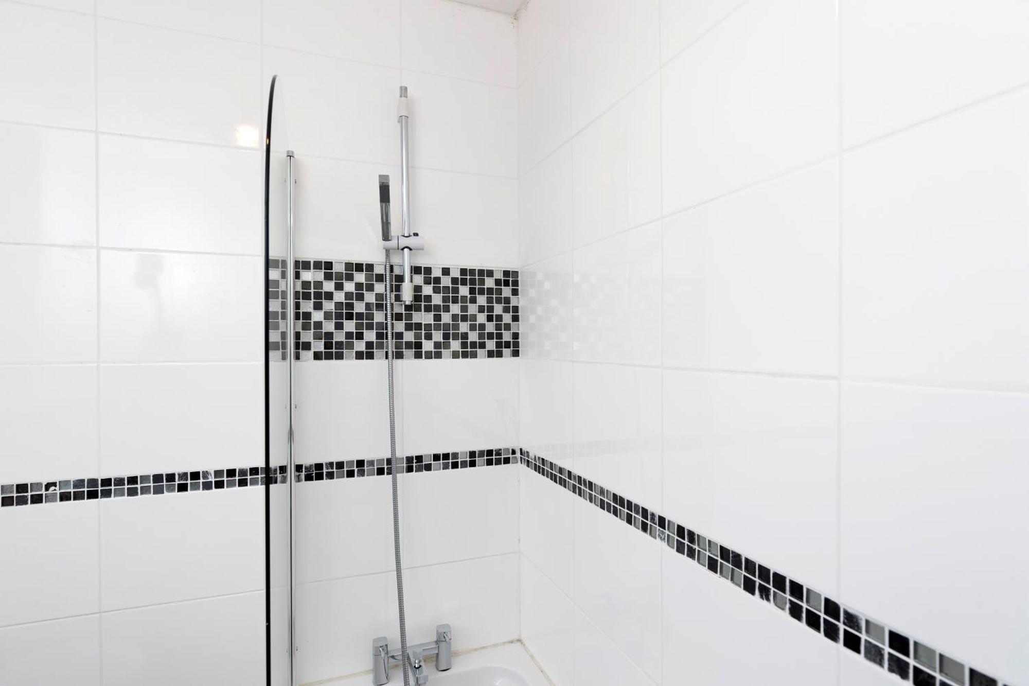 Quiet And Comfy House With 2 Bedrooms And 2 Bathrooms Super Fast Wifi And Crisp Hotel Standard White Linen Hosted By Our Home Short Stays Darlington  Exterior photo