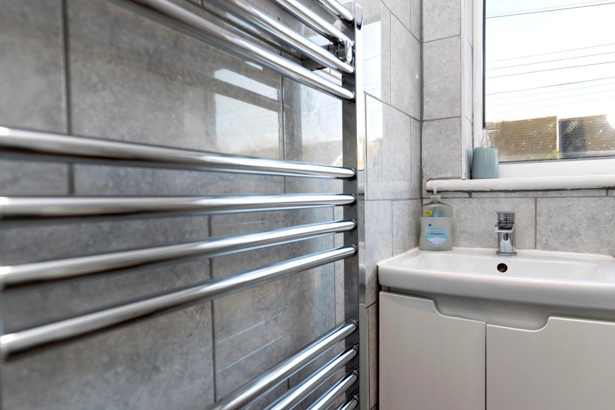 Quiet And Comfy House With 2 Bedrooms And 2 Bathrooms Super Fast Wifi And Crisp Hotel Standard White Linen Hosted By Our Home Short Stays Darlington  Exterior photo